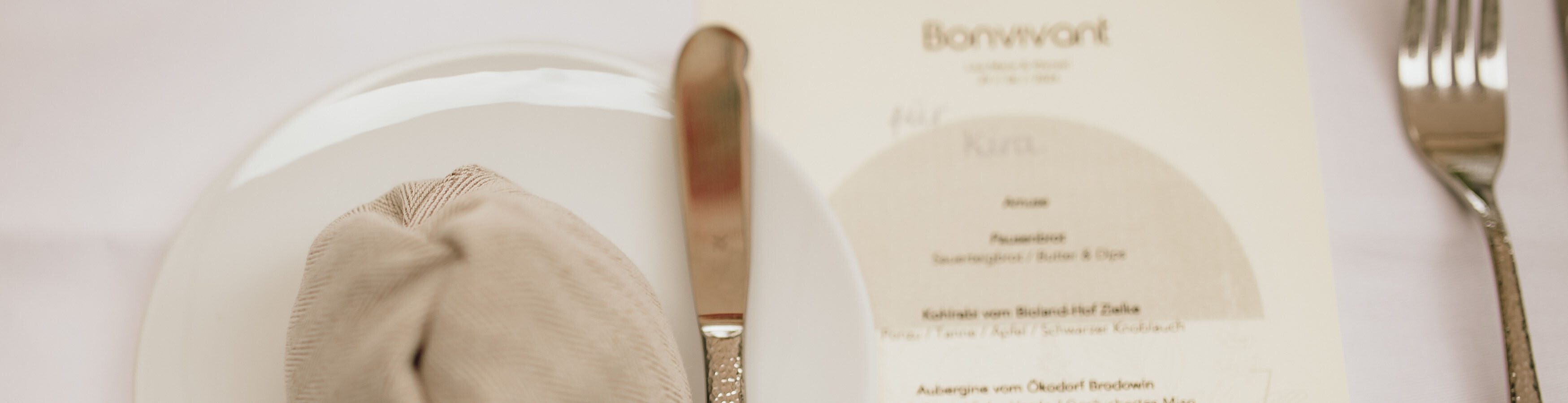 Saisonal wechselnde vegane Speisekarte im Sterne-Restaurant und Cocktail Bistro Bonvivant Berlin